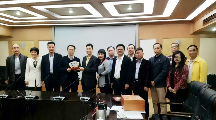 商会赠与纪念品2_副本.jpg 商会赠与纪念品2_副本.jpg